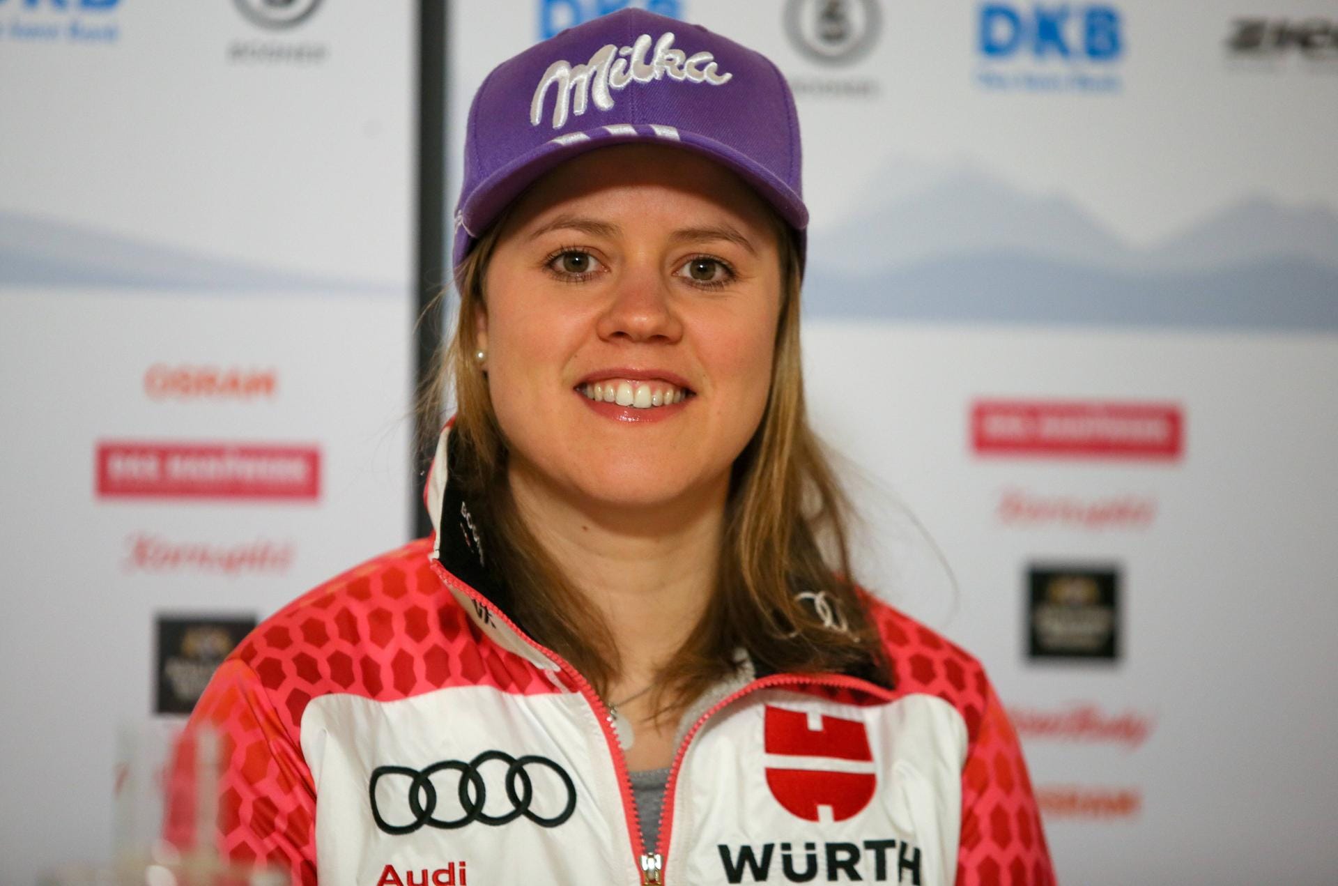 Viktoria Rebensburg war in der vergangenen Saison vom Pech verfolgt. Zahlreiche potenzielle Podestplätze verpasste die 28-Jährige nur um wenige hundertstel Sekunden, auch bei der WM in St. Moritz blieb der Bayerin nur der undankbare vierte Platz im Super G. In dieser Saison will die beste deutsche Skifahrerin angreifen, nach eigenen Angaben lief der Trainings-Sommer vielversprechend. Rebensburg ist eine komplette Athletin und hat das Potenzial, unter die besten drei in der Gesamtwertung zu fahren.