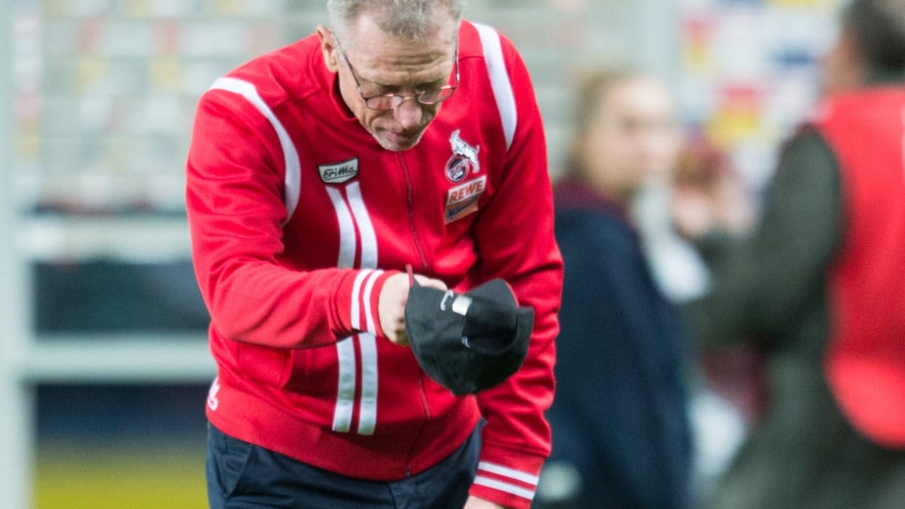 Kölns Cheftrainer Peter Stöger verneigt sich nach dem Sieg über Hertha vor den mitgereisten Fans auf der Gästetribüne. Kölns Cheftrainer Peter Stöger verneigt sich nach dem Sieg über Hertha vor den mitgereisten Fans auf der Gästetribüne.