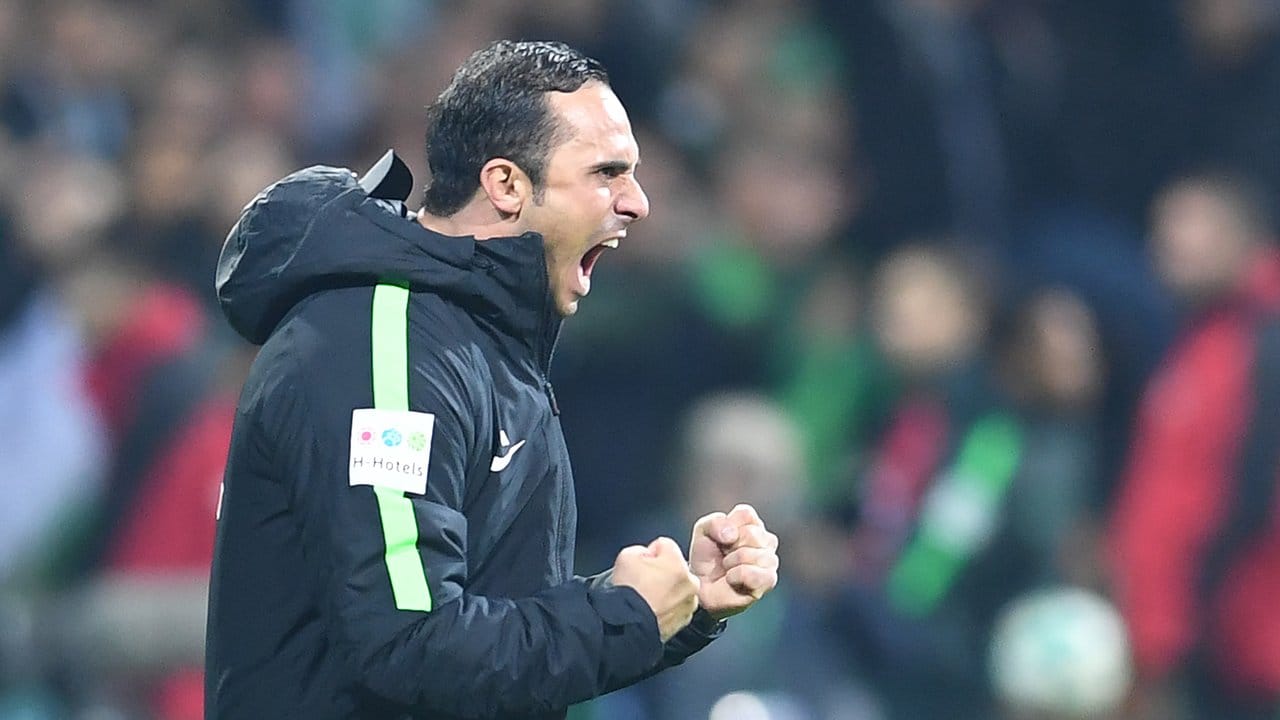 Bremens Trainer Alexander Nouri freut sich über den 1:0-Sieg im Spiel gegen Hoffenheim. Bremens Trainer Alexander Nouri freut sich über den 1:0-Sieg im Spiel gegen Hoffenheim.