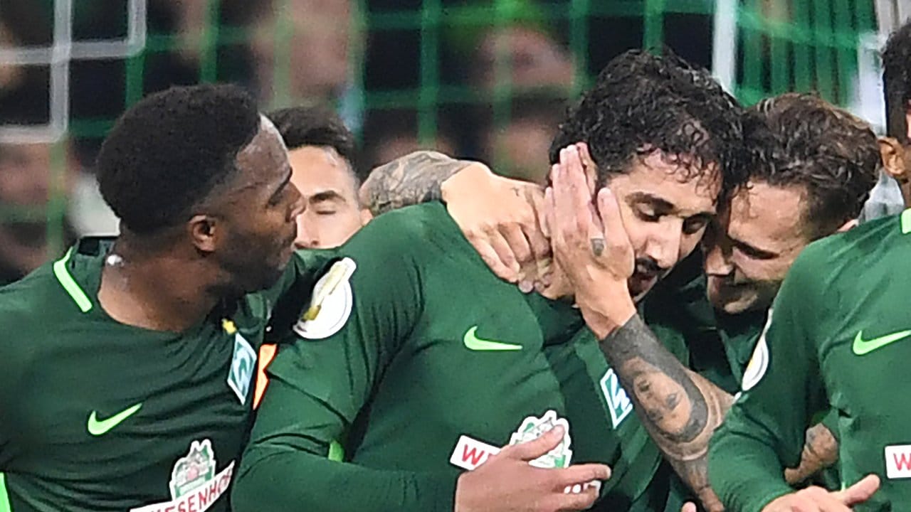 Ulisses Garcia (l) und Robert Bauer (r) gratulieren Ishak Belfodil zu seinem Tor zum 1:0 für Werder Bremen. Ulisses Garcia (l) und Robert Bauer (r) gratulieren Ishak Belfodil zu seinem Tor zum 1:0 für Werder Bremen.