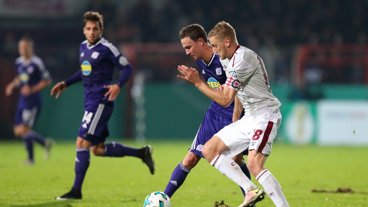 Der Osnabrücker Tim Danneberg (l) im Kampf um den Ball mit Club-Kapitän Hanno Behrens. Der Osnabrücker Tim Danneberg (l) im Kampf um den Ball mit Club-Kapitän Hanno Behrens.