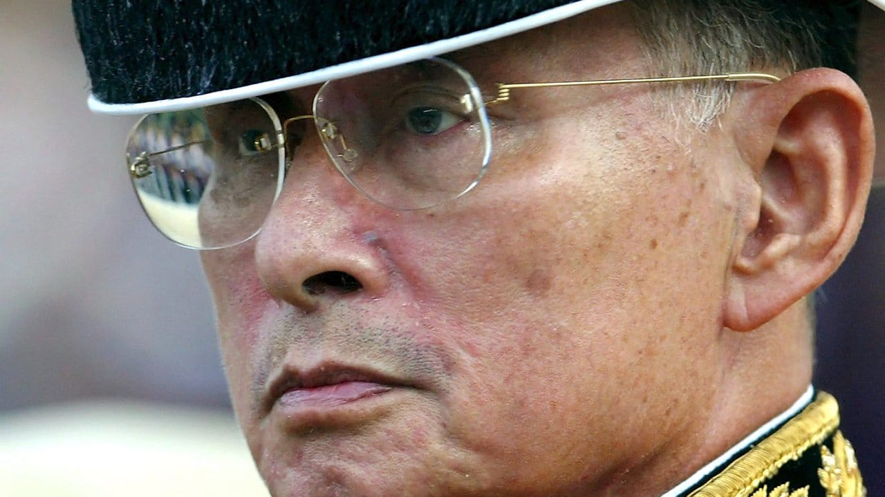 Der neunte Herrscher aus der Chakri-Dynastie: Thailands verstorbener König Bhumibol Adulyadej. Der neunte Herrscher aus der Chakri-Dynastie: Thailands verstorbener König Bhumibol Adulyadej.