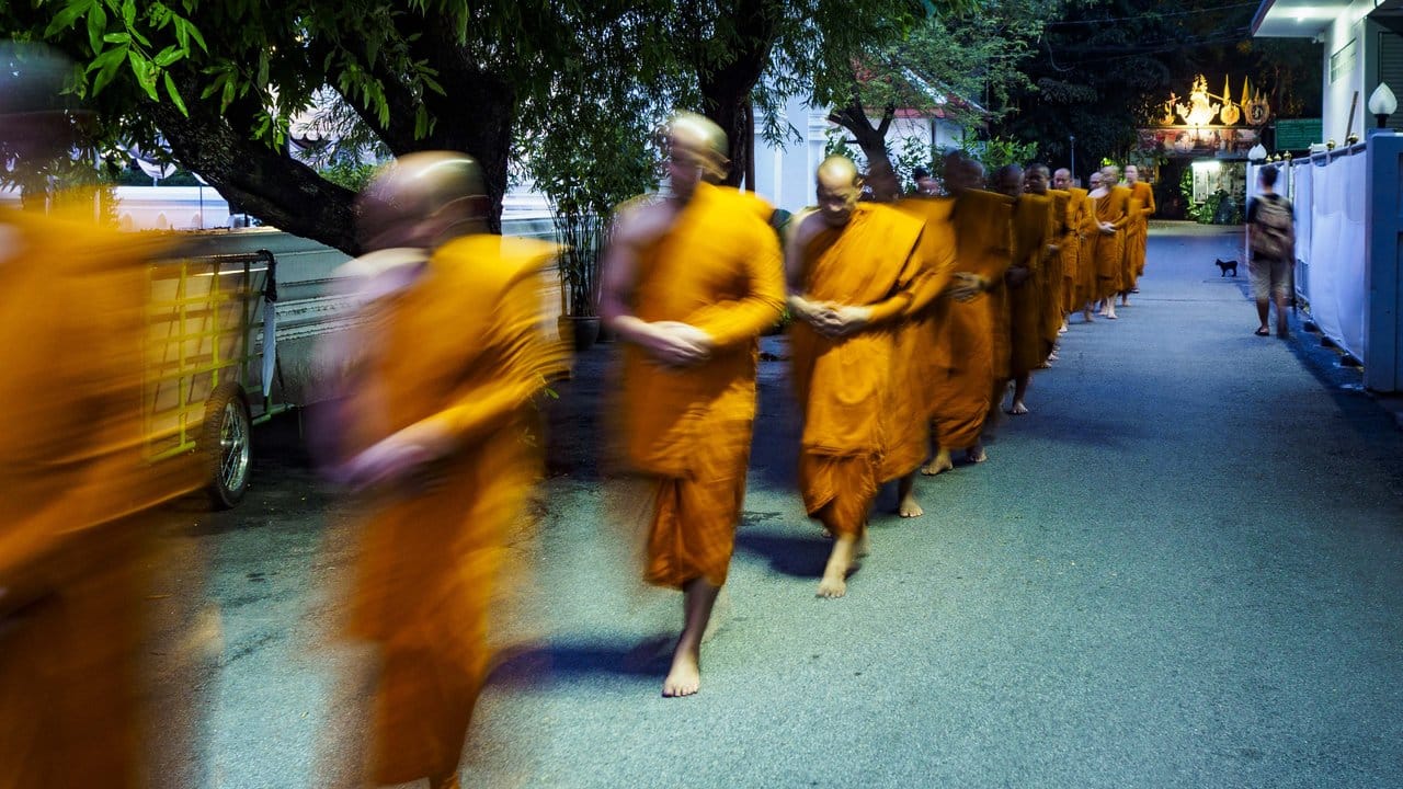 Buddhistische Mönche in Bangkok sind auf dem Weg in einen Tempel. Buddhistische Mönche in Bangkok sind auf dem Weg in einen Tempel.