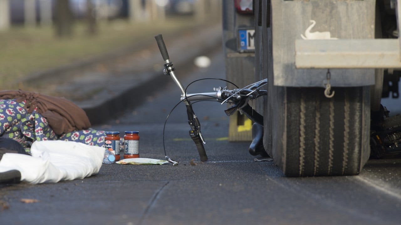 Das Rad einer Frau liegt in Berlin zwischen den Reifen eines Lkw. Das Rad einer Frau liegt in Berlin zwischen den Reifen eines Lkw.