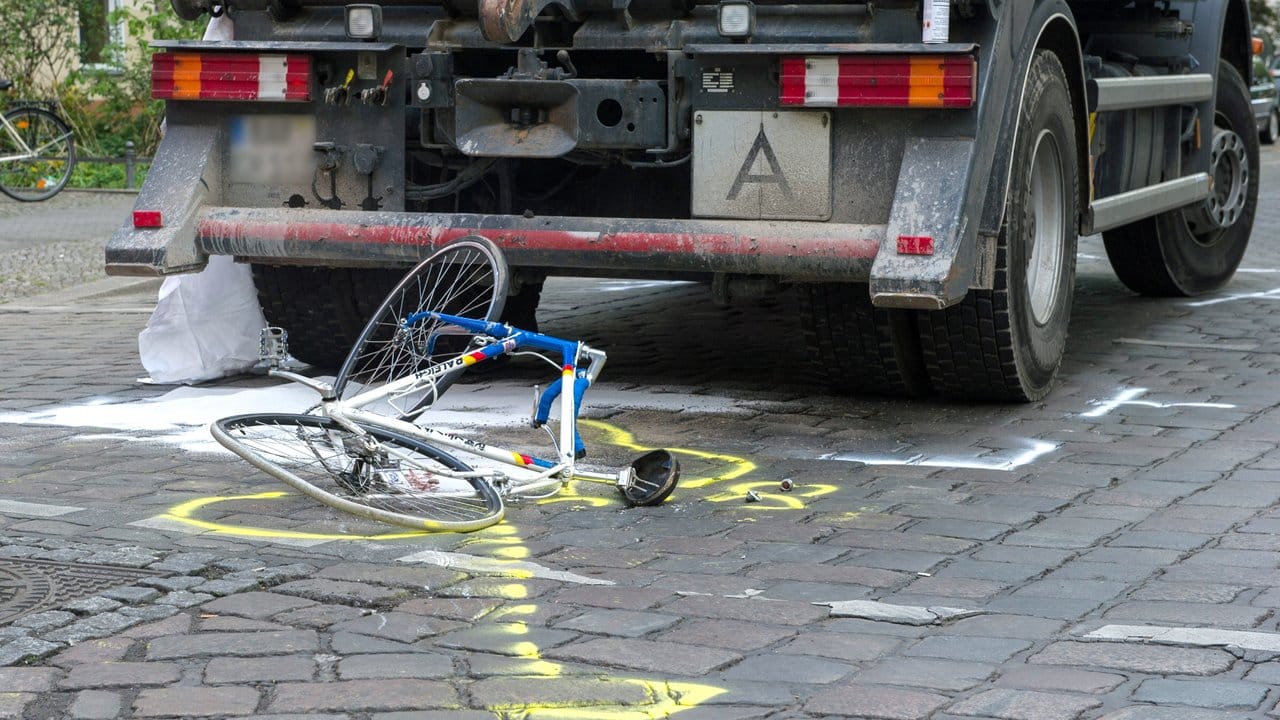 Beschädigtes Rad an einer Berliner Kreuzung: Auch an diesem tödlichen Unfall war ein Lkw beteiligt. Beschädigtes Rad an einer Berliner Kreuzung: Auch an diesem tödlichen Unfall war ein Lkw beteiligt.