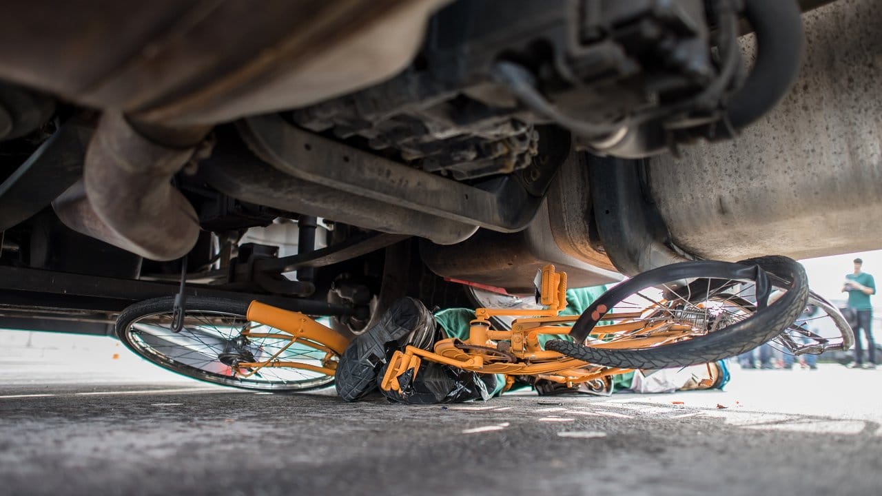 Hier kam kein Mensch zu Schaden: Ein Dummy und sein Fahrrad liegen nach einem Crash-Test unter einem Lastwagen. Hier kam kein Mensch zu Schaden: Ein Dummy und sein Fahrrad liegen nach einem Crash-Test unter einem Lastwagen.