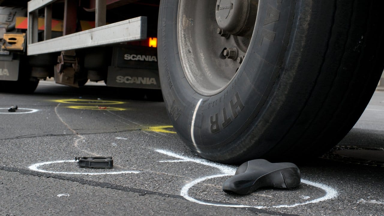 Spurensicherung nach einem schweren Unfall in Berlin - auch hier war ein Lkw im Spiel. Spurensicherung nach einem schweren Unfall in Berlin - auch hier war ein Lkw im Spiel.