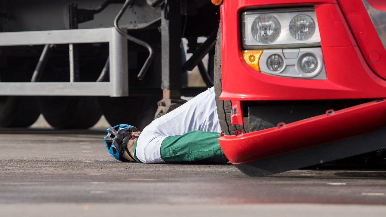Das wäre im Ernstfall wahrscheinlich tödlich gewesen: Ein Lastwagen überfährt bei einem Crash-Test einen Radfahrer-Dummy. Das wäre im Ernstfall wahrscheinlich tödlich gewesen: Ein Lastwagen überfährt bei einem Crash-Test einen Radfahrer-Dummy.