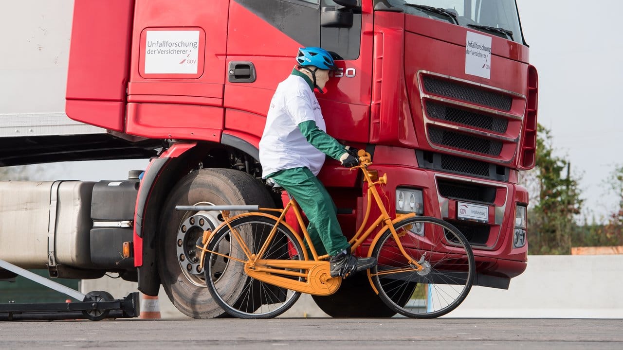 Crash-Test mit Radfahrer-Dummy: Unfälle mit schweren Lkw haben oft dramatische Folgen. Crash-Test mit Radfahrer-Dummy: Unfälle mit schweren Lkw haben oft dramatische Folgen.