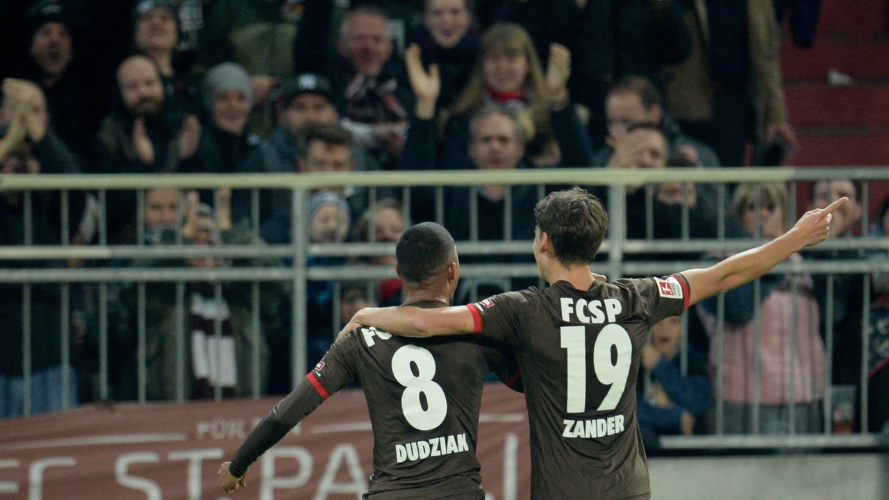 Paulis Jeremy Dudziak (l) feiert nach seinem Treffer zum 1:0 gegen Aue mit Luca Zander. Paulis Jeremy Dudziak (l) feiert nach seinem Treffer zum 1:0 gegen Aue mit Luca Zander.