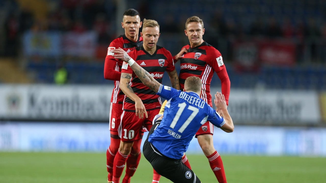 Der Bielefelder Christoph Hemelein (vorne) wird von Alfredo Morales (l) und Sonny Kittel (M) aus Ingolstadt umgestoßen. Der Bielefelder Christoph Hemelein (vorne) wird von Alfredo Morales (l) und Sonny Kittel (M) aus Ingolstadt umgestoßen.
