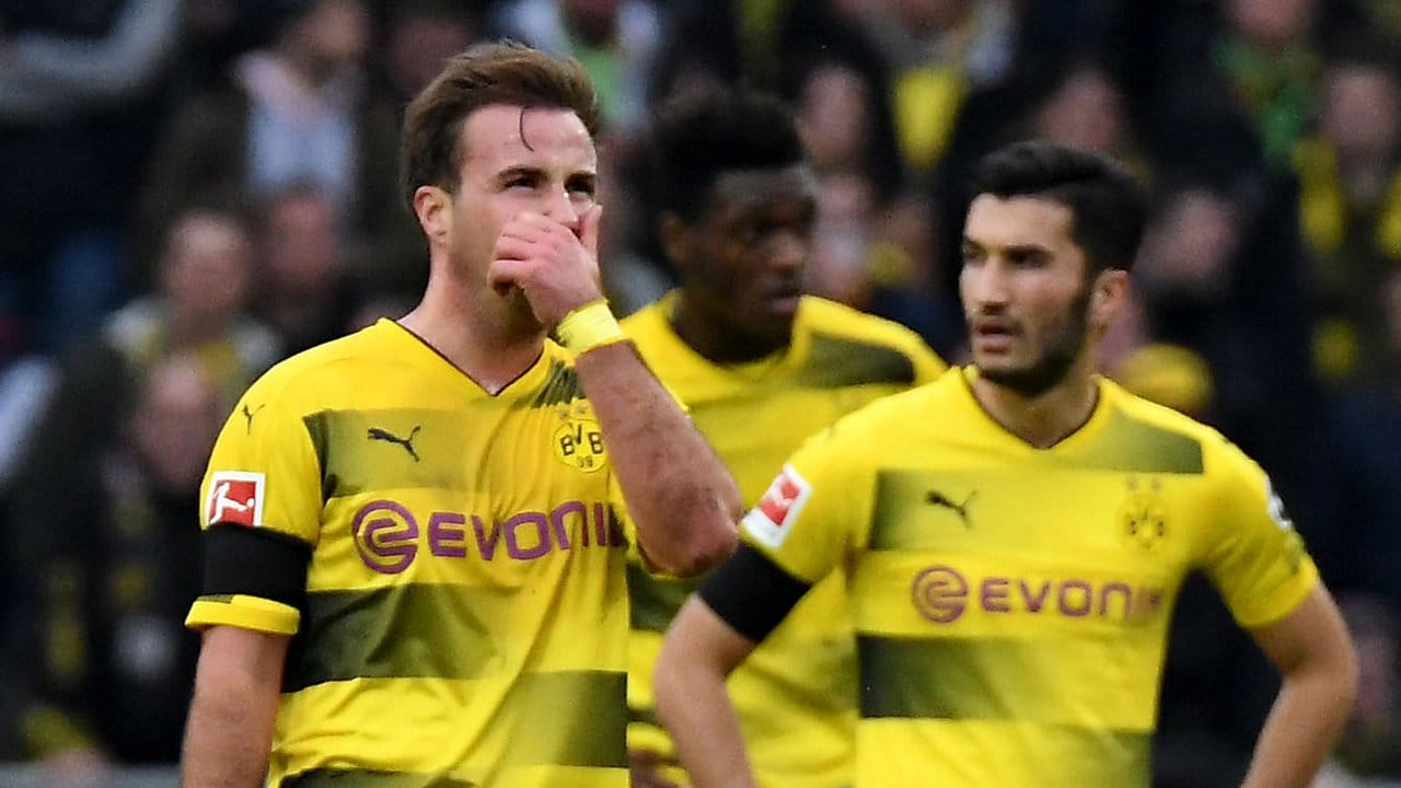 Borussia Dortmund verliert 2:4 in Hannover. Borussia Dortmund verliert 2:4 in Hannover.