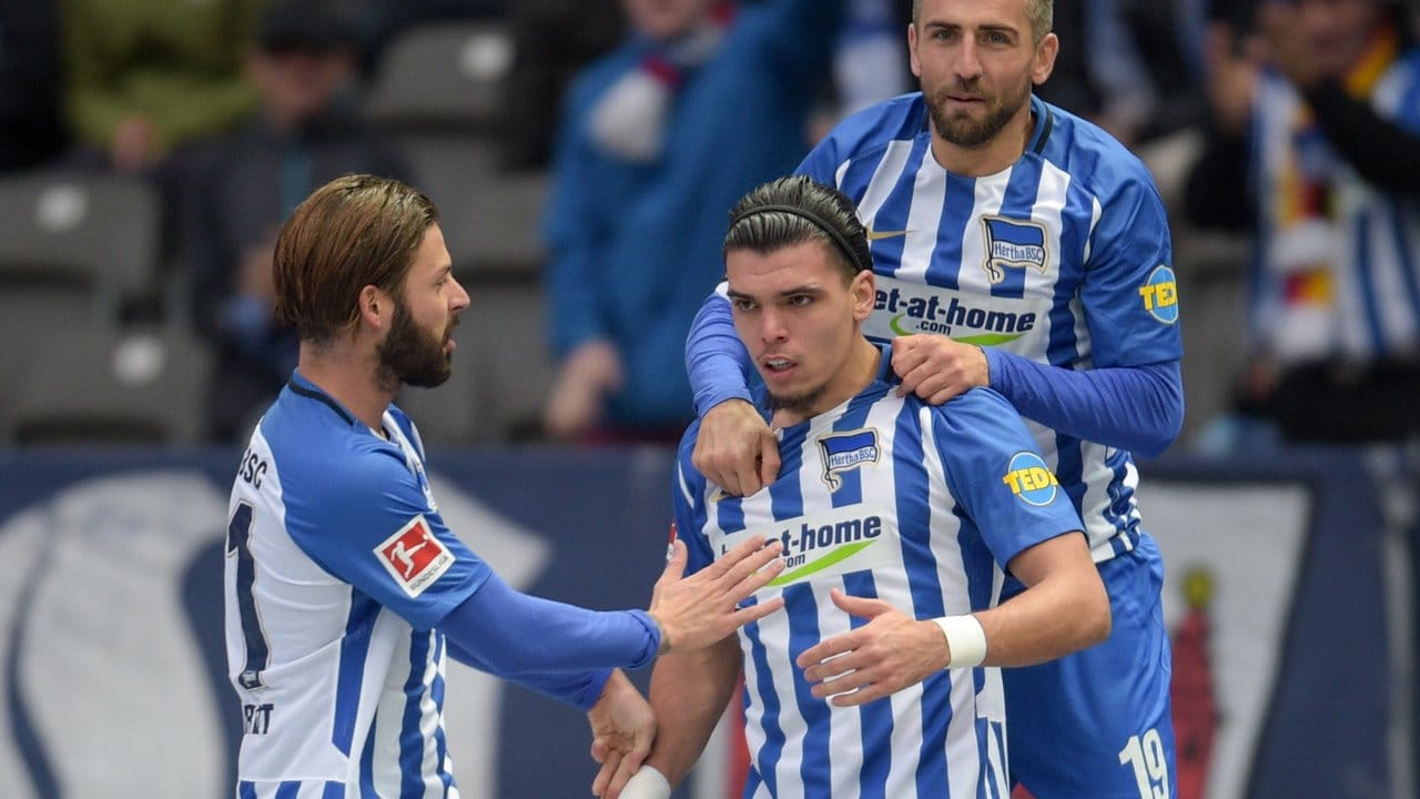 Hertha BSC gewinnt das Krisenduell gegen den Hamburger SV mit 1:2. Hertha BSC gewinnt das Krisenduell gegen den Hamburger SV mit 1:2.
