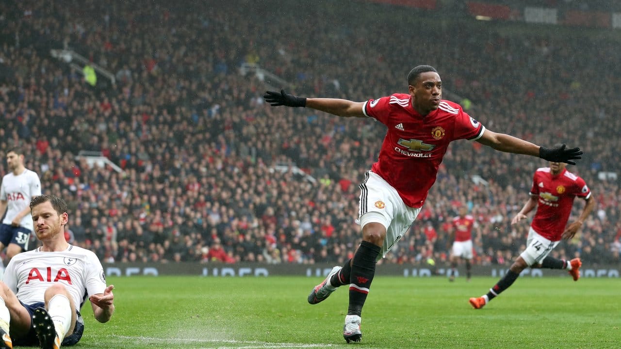 Anthony Martial (M) von Manchester United freut sich über sein Tor im Spiel gegen Tottenham. Anthony Martial (M) von Manchester United freut sich über sein Tor im Spiel gegen Tottenham.