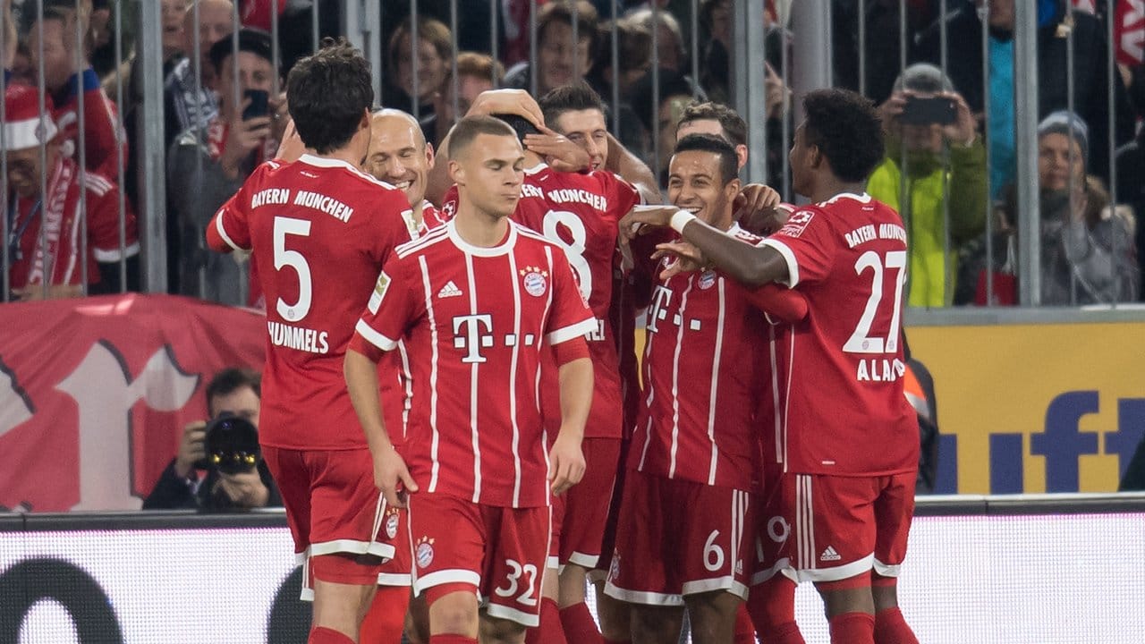 Der FC Bayern ist neuer Bundesliga-Spitzenreiter. Der FC Bayern ist neuer Bundesliga-Spitzenreiter.