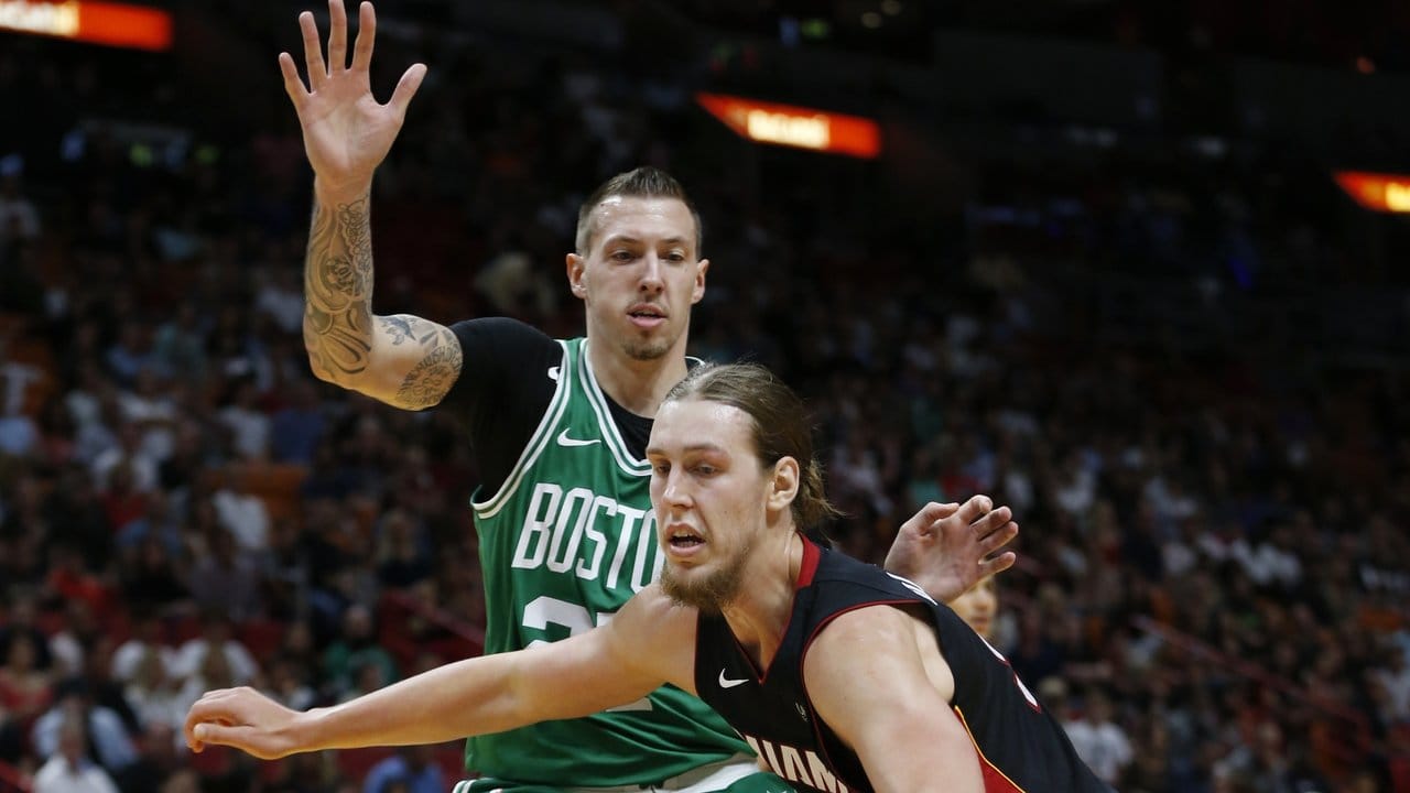 Daniel Theis von den Boston Celtics verteidigt gegen Kelly Olynyk (r) von Miami Heat.