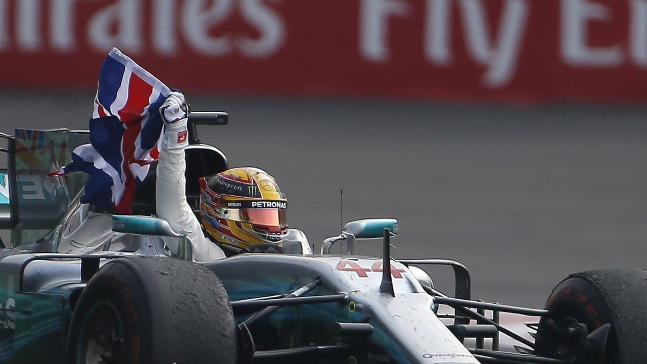 Mercedes-Pilot Lewis Hamilton feiert in Mexiko noch auf der Strecke seinen vierten WM-Titel.