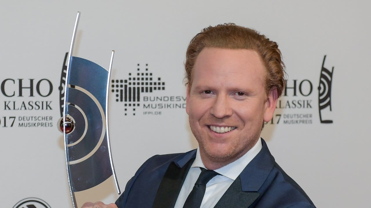 Der Geiger Daniel Hope mit seinem Preis in der Kategorie "Klassik ohne Grenzen".
