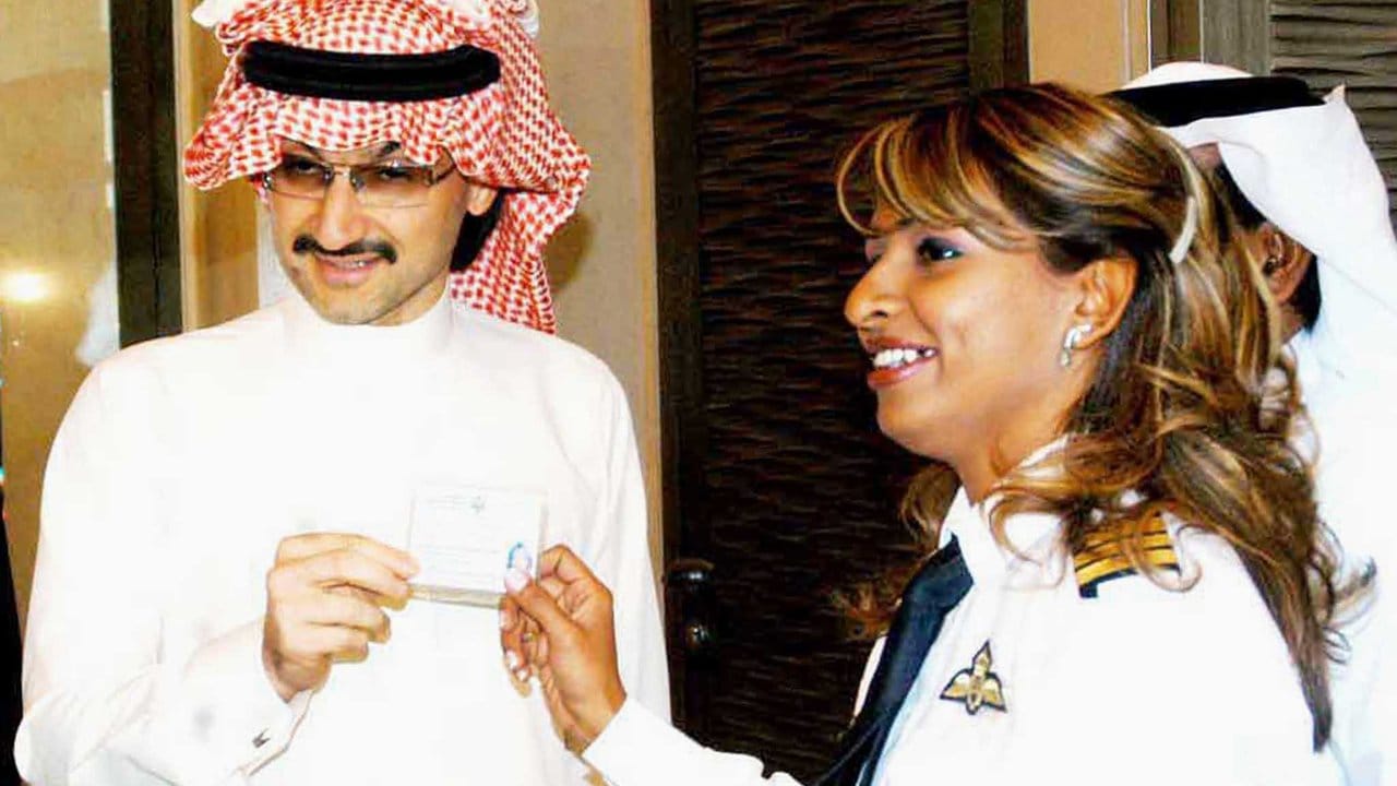 Hanadi Sakarija Hindi, die erste Pilotin Saudi-Arabiens, zeigt Prinz Walid bin Talal ihre Flugerlaubnis. Hanadi Sakarija Hindi, die erste Pilotin Saudi-Arabiens, zeigt Prinz Walid bin Talal ihre Flugerlaubnis.