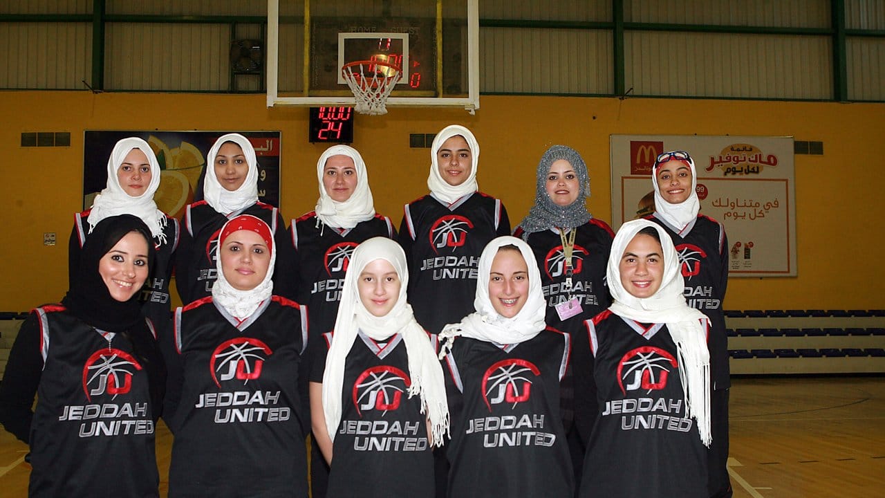 Das Frauenteam des saudi-arabischen Basketball-Vereins Jeddah United: In den Sportclubs des islamischen Königreiches waren weibliche Athletinnen und Spielerinnen lange nicht willkommen. Das Frauenteam des saudi-arabischen Basketball-Vereins Jeddah United: In den Sportclubs des islamischen Königreiches waren weibliche Athletinnen und Spielerinnen lange nicht willkommen.