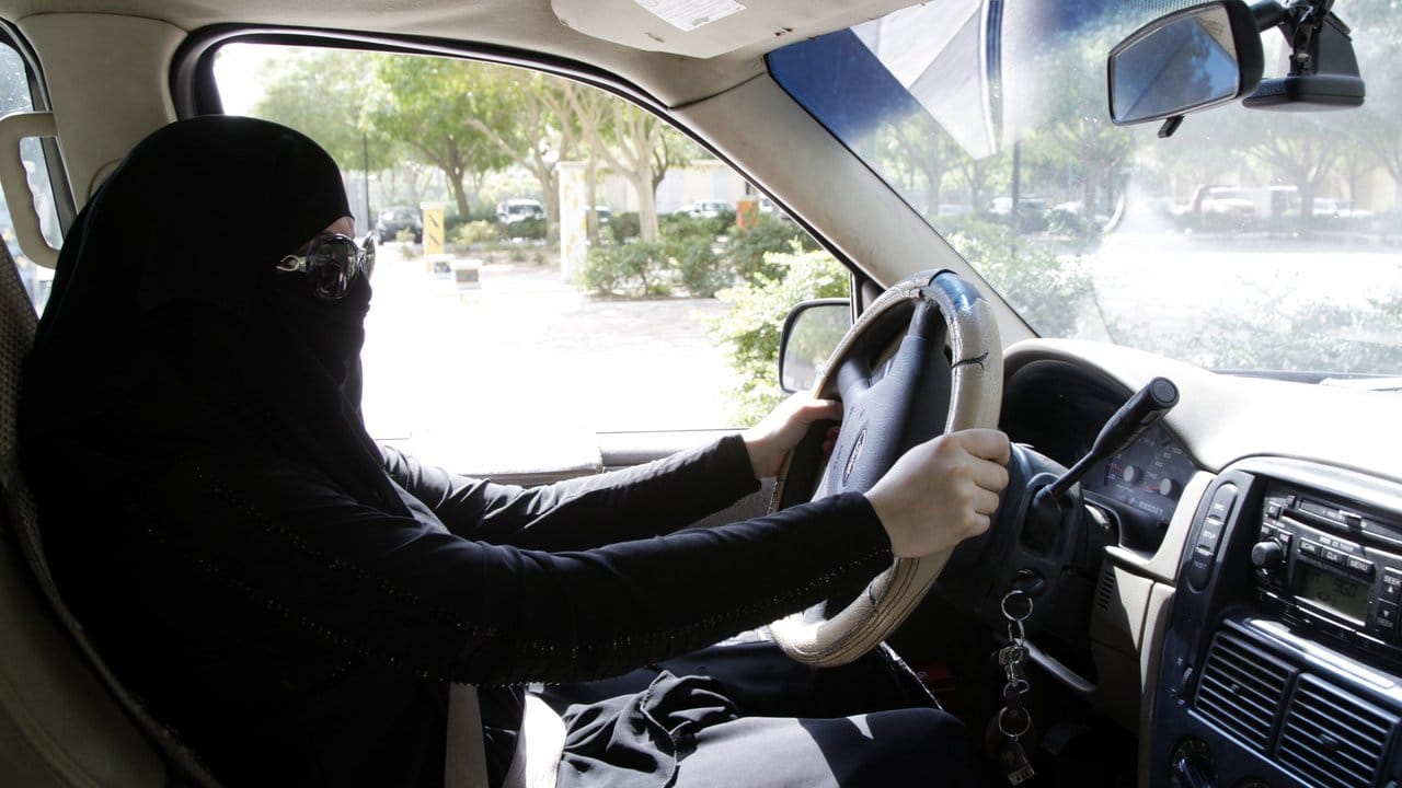 Endlich am Steuer: Auch das weltweit kritisierte Autofahr-Verbot für saudische Frauen wankt. Endlich am Steuer: Auch das weltweit kritisierte Autofahr-Verbot für saudische Frauen wankt.