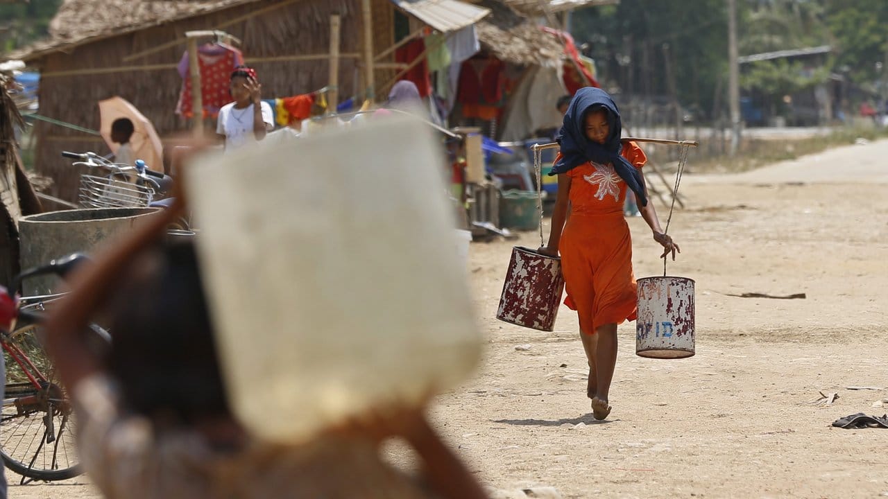 Wasser schleppen in Myanmar: Das Klimaphänomen El Niño hat dazu geführt, dass Stauseen austrocknen.