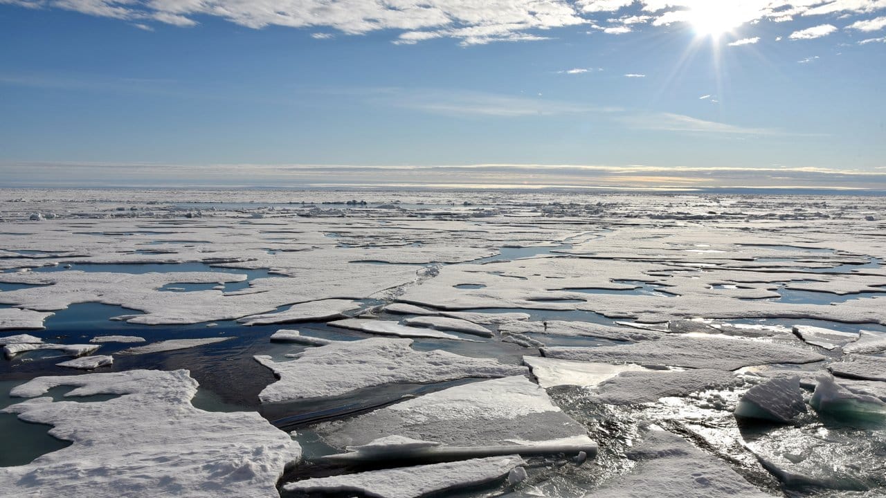 Eisdecke auf dem Arktischen Ozean am Nordpol.