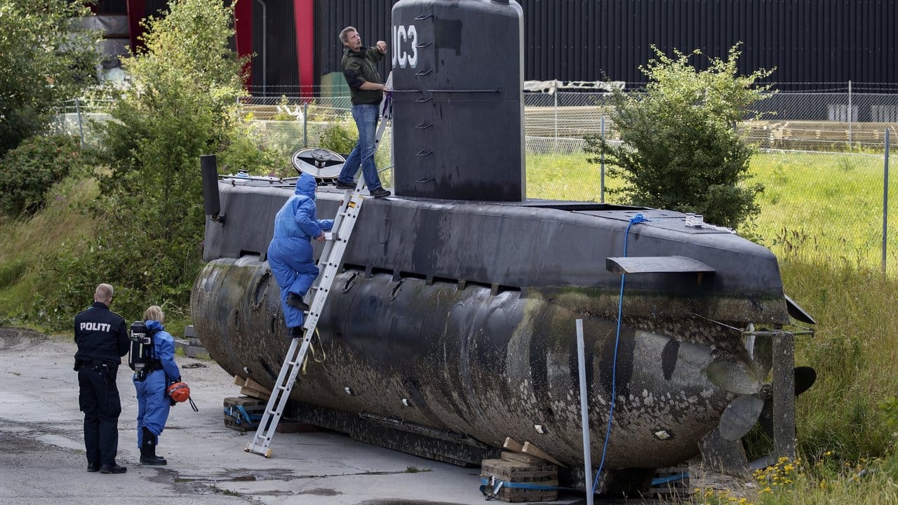 Dänische Polizisten besteigen das geborgene U-Boot Nautilus.