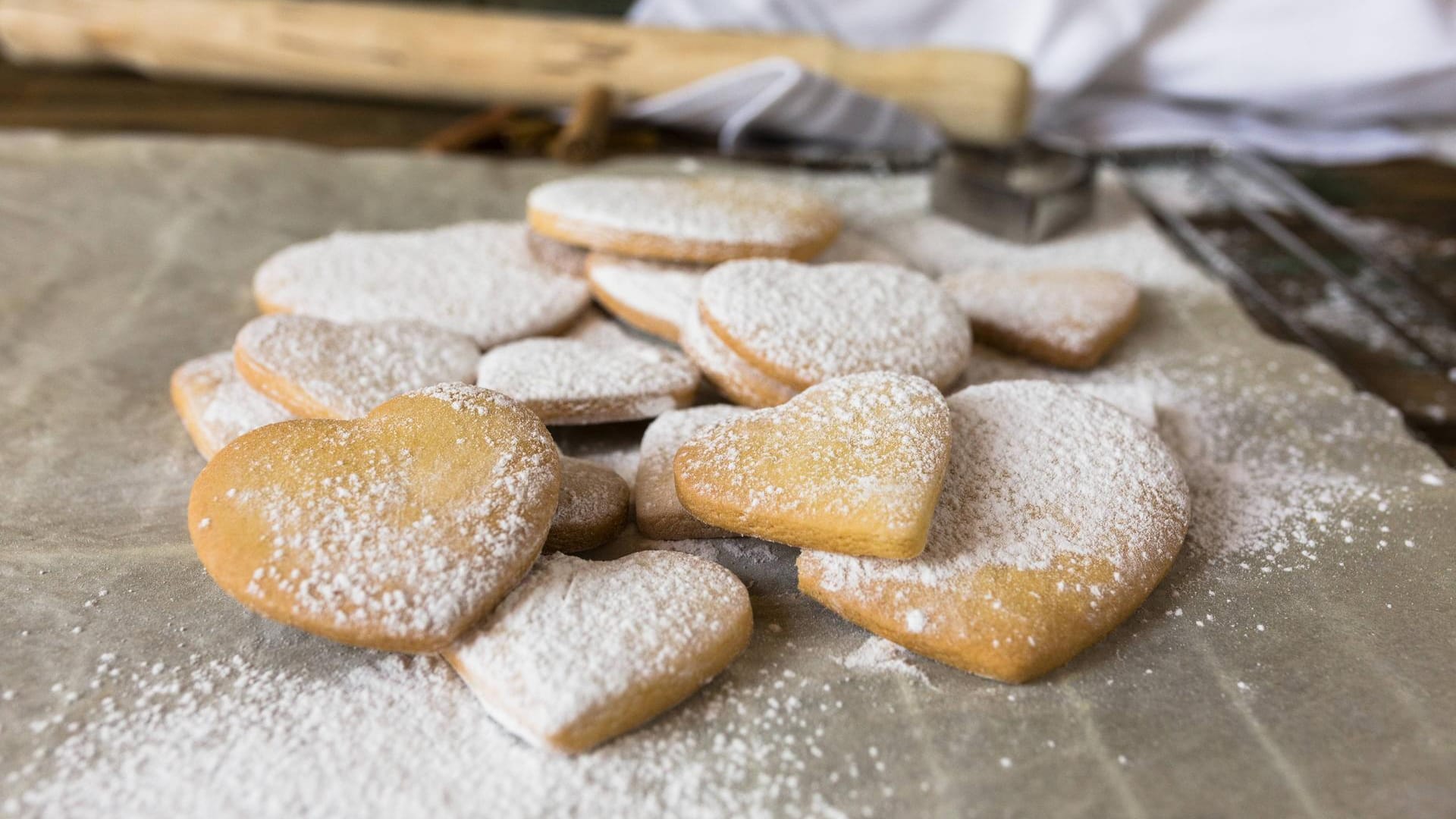 Weihnachtskekse mit puderzucker