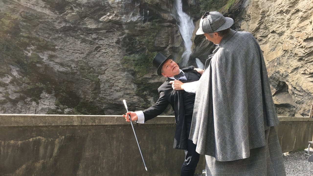 Olaf Maurer (r) und Uwe Röder kostümiert als Sherlock Holmes und Moriarty an den Reichenbachfällen in der Nähe von Meiringen.