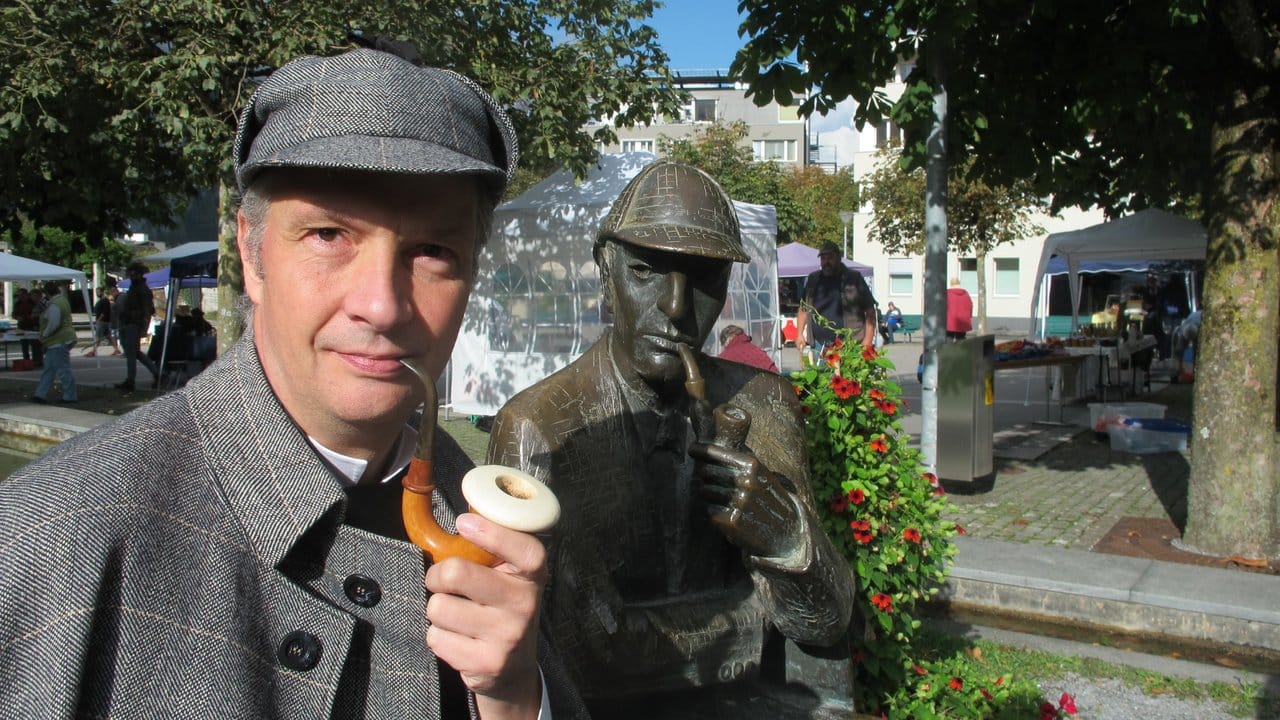 Olaf Maurer, Präsident der deutschen Sherlock-Holmes-Gesellschaft, in Meiringen neben dem Sherlock-Holmes-Denkmal.