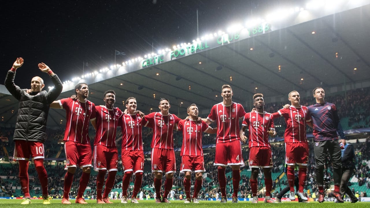 Die Spieler vom FC Bayern München feiern nach dem Sieg in Glasgow mit ihren Fans.