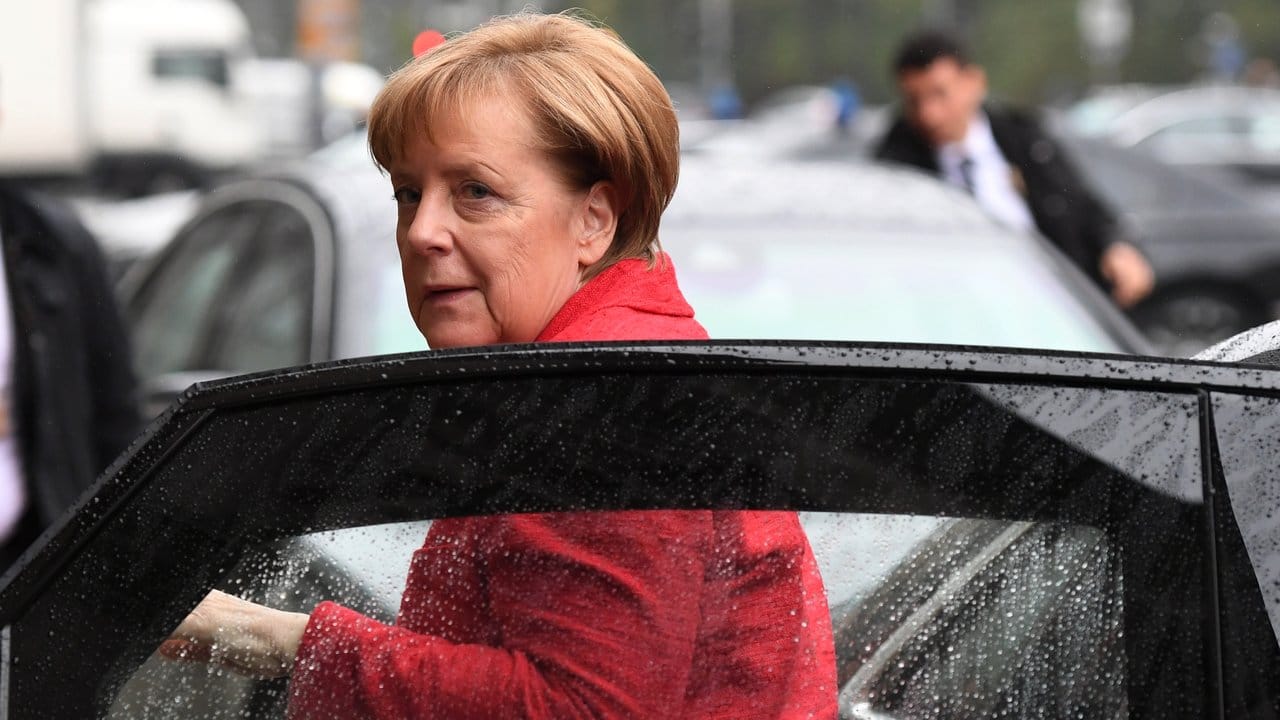 Angela Merkel kommt zur Fortsetzung der Sondierungsverhandlungen in der Deutschen Parlamentarischen Gesellschaft in Berlin an.