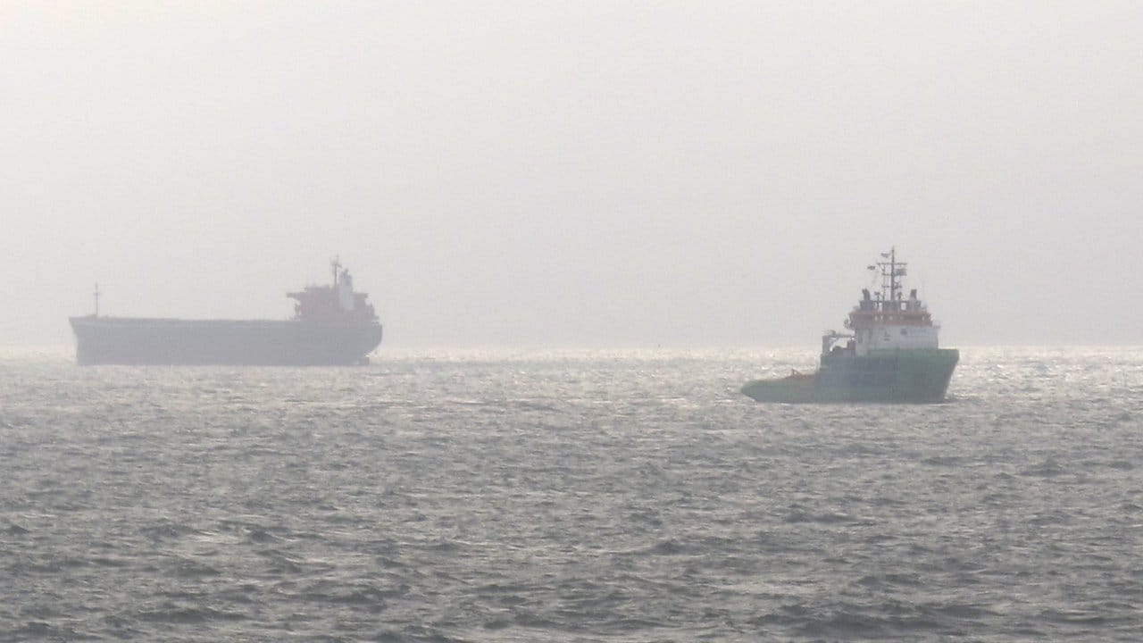 Der vor der Nordseeinsel Langeoog havarierte Frachter "Glory Amsterdam" (l) und der Schlepper "Fairmount Summit". Der vor der Nordseeinsel Langeoog havarierte Frachter "Glory Amsterdam" (l) und der Schlepper "Fairmount Summit".