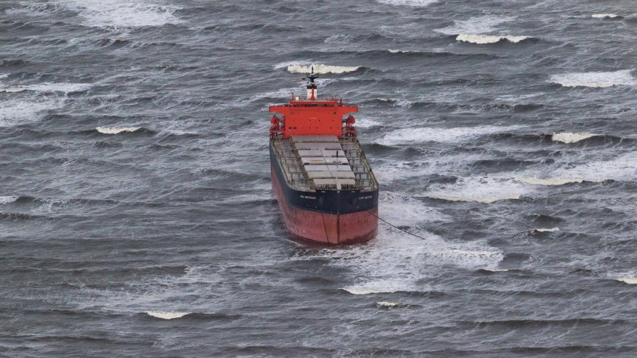Der Frachter "Glory Amsterdam" liegt vor Langeoog auf Grund. Der Frachter "Glory Amsterdam" liegt vor Langeoog auf Grund.
