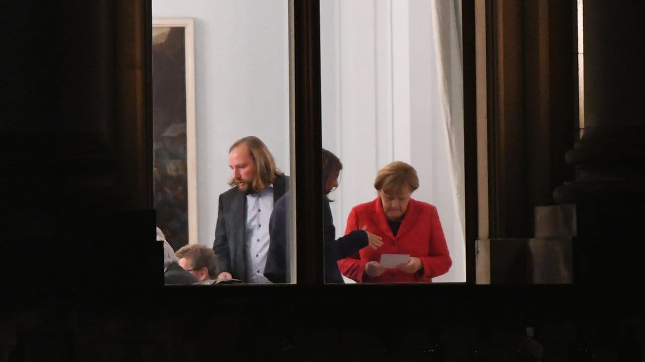 Sondierungsgespräche in Berlin: Bundeskanzlerin Angela Merkel (r-l) und die Grünen-Fraktionsvorsitzenden Katrin Göring-Eckardt und Anton Hofreiter.