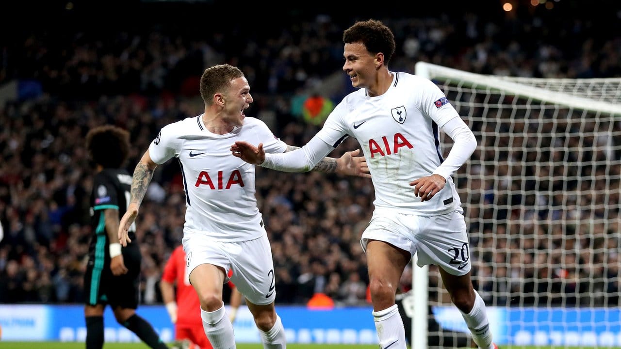Tottenhams Dele Alli (r) wird von Christian Eriksen für seinen Führungstreffer gegen Real Madrid gefeiert.