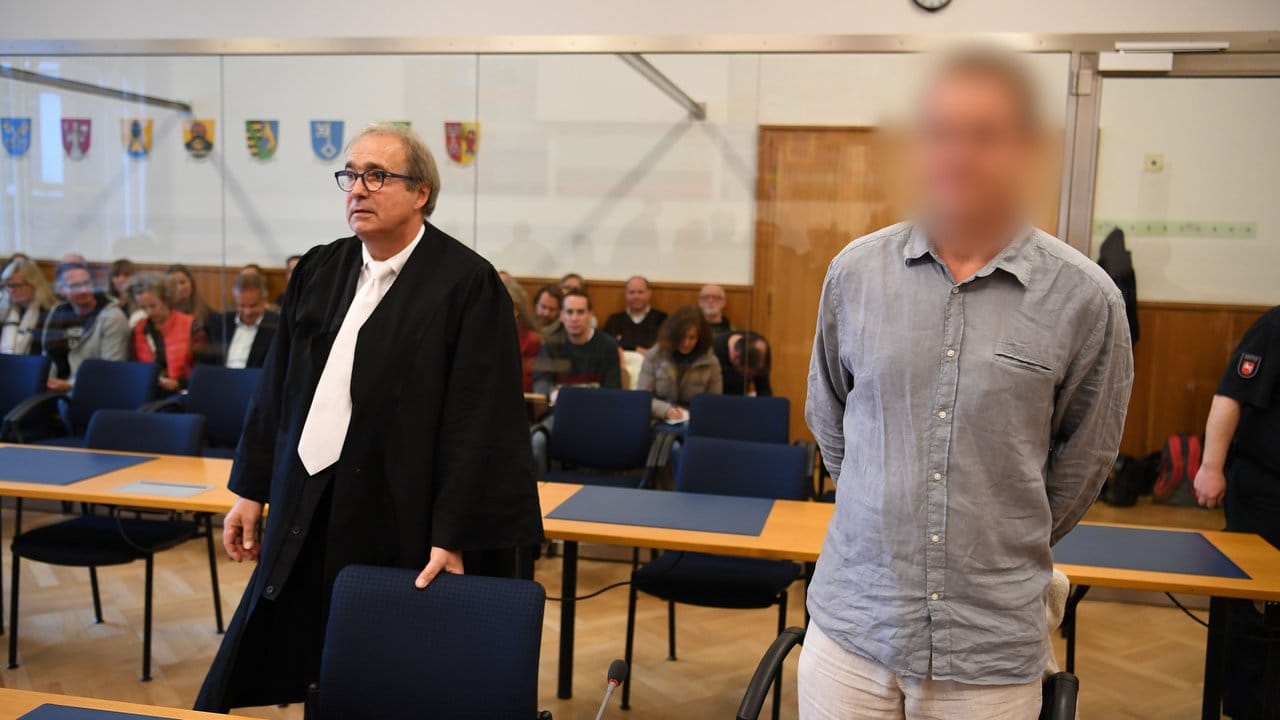 Der Angeklagte soll 2015 Drogen an die Teilnehmer des Treffens in niedersächsischen Handeloh verteilt haben. Der Angeklagte soll 2015 Drogen an die Teilnehmer des Treffens in niedersächsischen Handeloh verteilt haben.