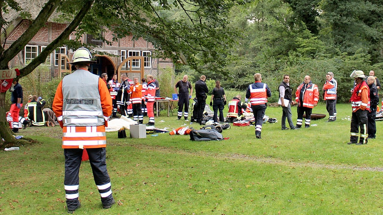 Feuerwehrmänner und Rettungskräfte stehen 2015 vor dem Tagungszentrum. Feuerwehrmänner und Rettungskräfte stehen 2015 vor dem Tagungszentrum.
