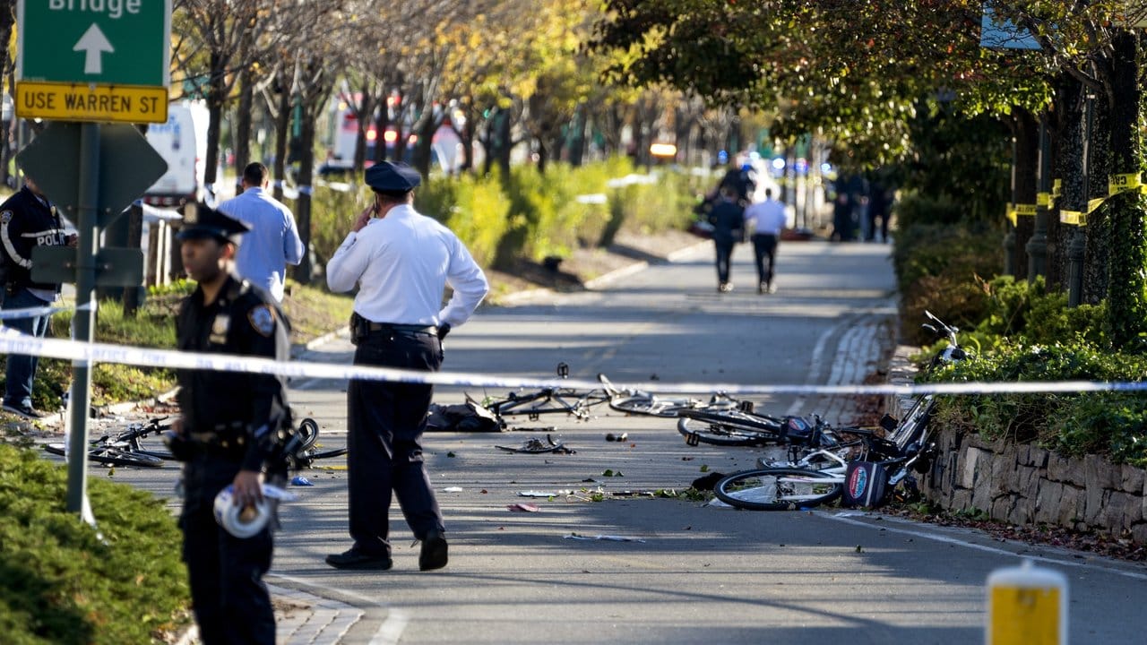 Stumme Zeugen: Spur der Verwüstung und des Todes auf dem Radweg in New York, über den der Attentäter gerast war. Stumme Zeugen: Spur der Verwüstung und des Todes auf dem Radweg in New York, über den der Attentäter gerast war.