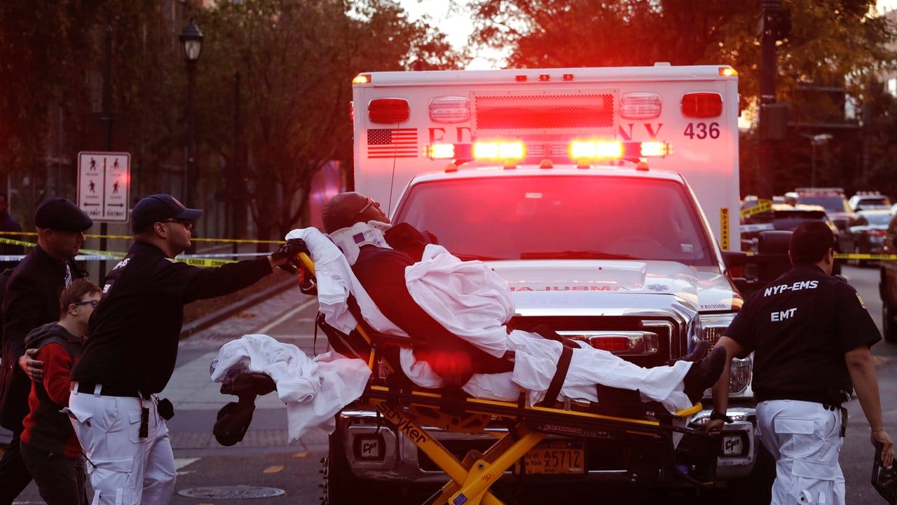 Sanitäter versorgen nach dem Attentat einen Verletzten. Sanitäter versorgen nach dem Attentat einen Verletzten.