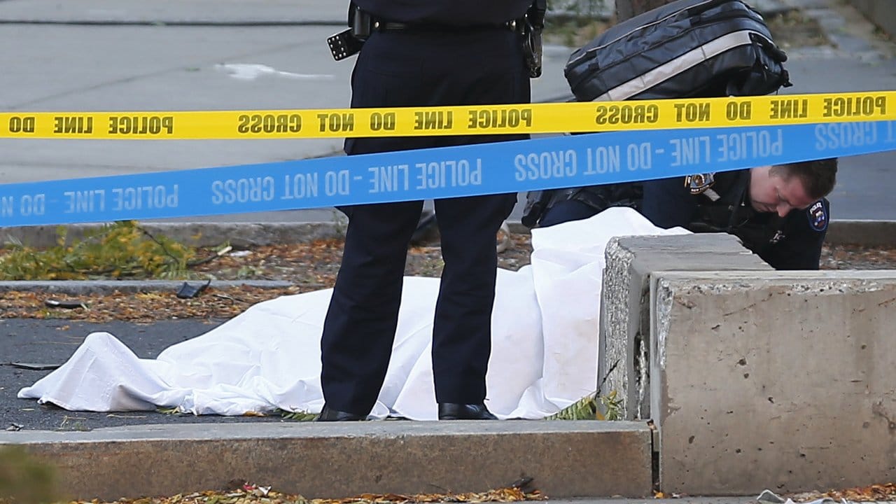 Ein abgedecktes Opfer des Attentats. Ein abgedecktes Opfer des Attentats.