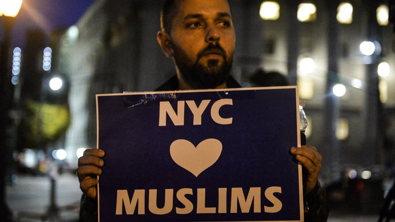 Gegen pauschale Verurteilungen: Ein Mann hält in Manhattan während einer Nachtwache für die Terrorpfer ein Schild mit der Aufschrift "NYC liebt Muslime". Gegen pauschale Verurteilungen: Ein Mann hält in Manhattan während einer Nachtwache für die Terrorpfer ein Schild mit der Aufschrift "NYC liebt Muslime".