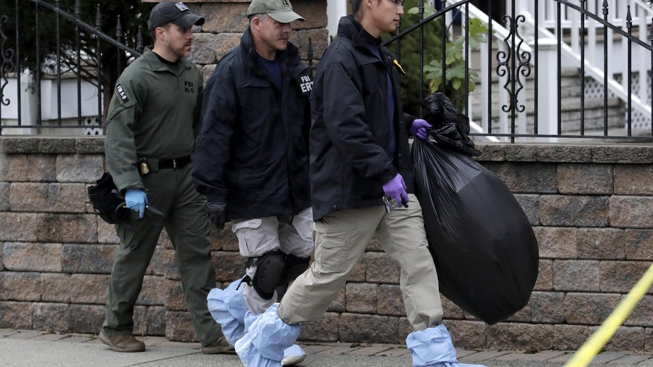 Ermittler verlassen mit großen Plastiksäcken ein Wohnhaus im New Yorker Stadtteil Paterson, wo der mutmaßliche Attentäter lebte. Ermittler verlassen mit großen Plastiksäcken ein Wohnhaus im New Yorker Stadtteil Paterson, wo der mutmaßliche Attentäter lebte.