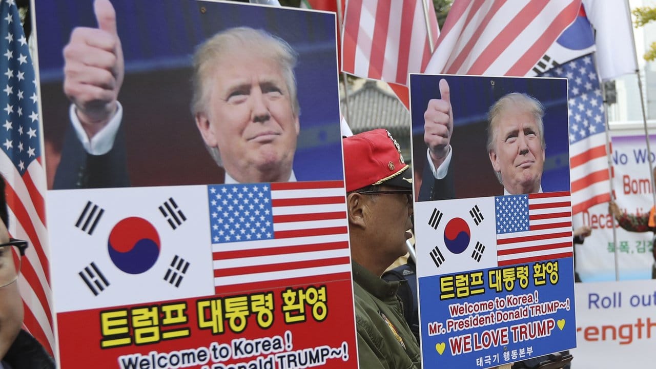 Südkoreaner halten Plakate in den Händen, mit denen sie den US-Präsidenten Willkommen heißen. Südkoreaner halten Plakate in den Händen, mit denen sie den US-Präsidenten Willkommen heißen.