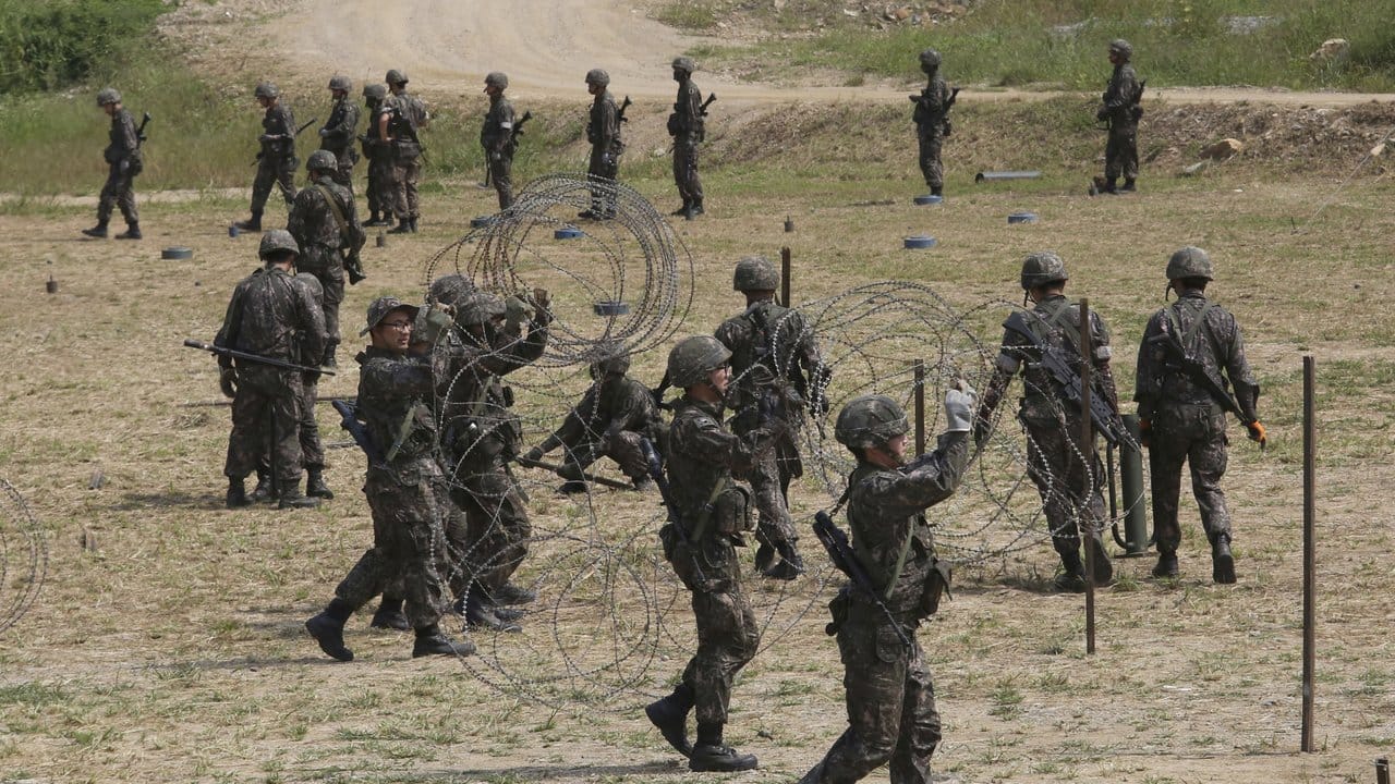 Südkoreanische Soldaten spannen in Paju Stacheldraht während einer Militärübung nahe der Grenze zu Nordkorea. Südkoreanische Soldaten spannen in Paju Stacheldraht während einer Militärübung nahe der Grenze zu Nordkorea.