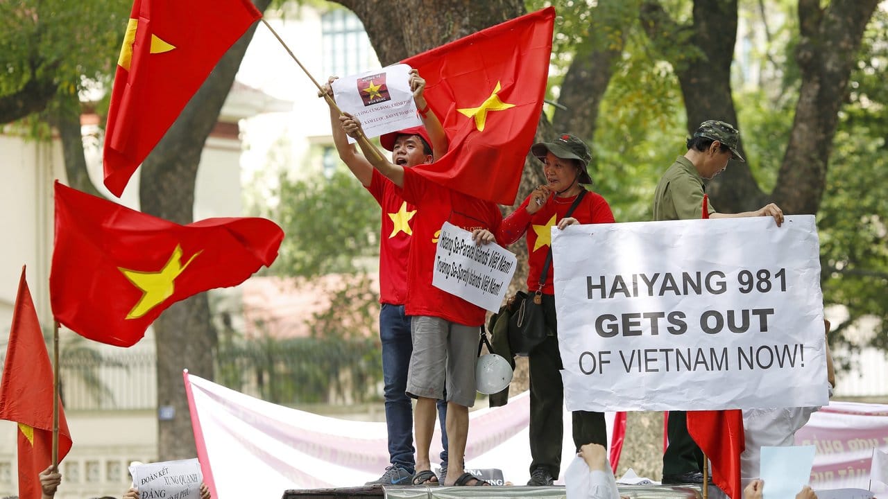 Protest gegen China: Vietnamesen demonstrieren gegen die Territorialpolitik des großen Nachbarn im Norden. Protest gegen China: Vietnamesen demonstrieren gegen die Territorialpolitik des großen Nachbarn im Norden.