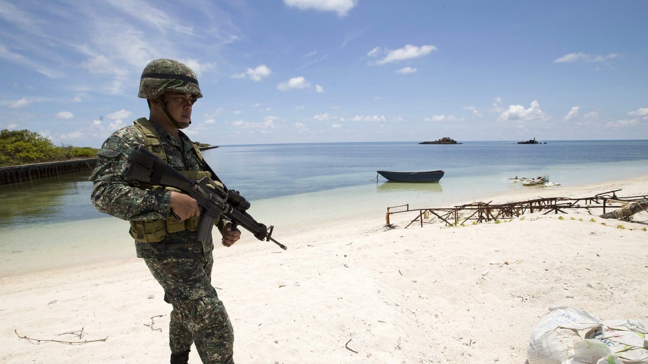 Ein philippinischer Soldat patrouilliert auf einer der umstrittenen Inseln im Südchinesischen Meer. Ein philippinischer Soldat patrouilliert auf einer der umstrittenen Inseln im Südchinesischen Meer.