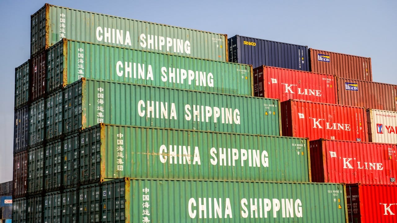 Immer noch Werkbank der Welt: Container der Gesellschaft "China Shipping" in Shanghai. Immer noch Werkbank der Welt: Container der Gesellschaft "China Shipping" in Shanghai.