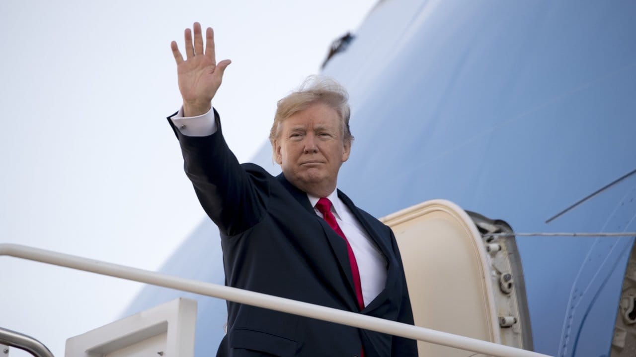 Aufbruch nach Asien: US-Präsident Donald Trump geht an Bord der Air Force One. Aufbruch nach Asien: US-Präsident Donald Trump geht an Bord der Air Force One.